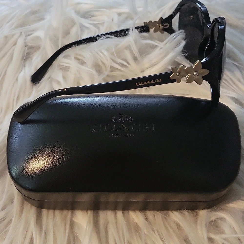 🌸🌸NEW COACH🌸🌸 Authentic Coach Black Integration Flower Sunglasses! - Picture 2 of 10